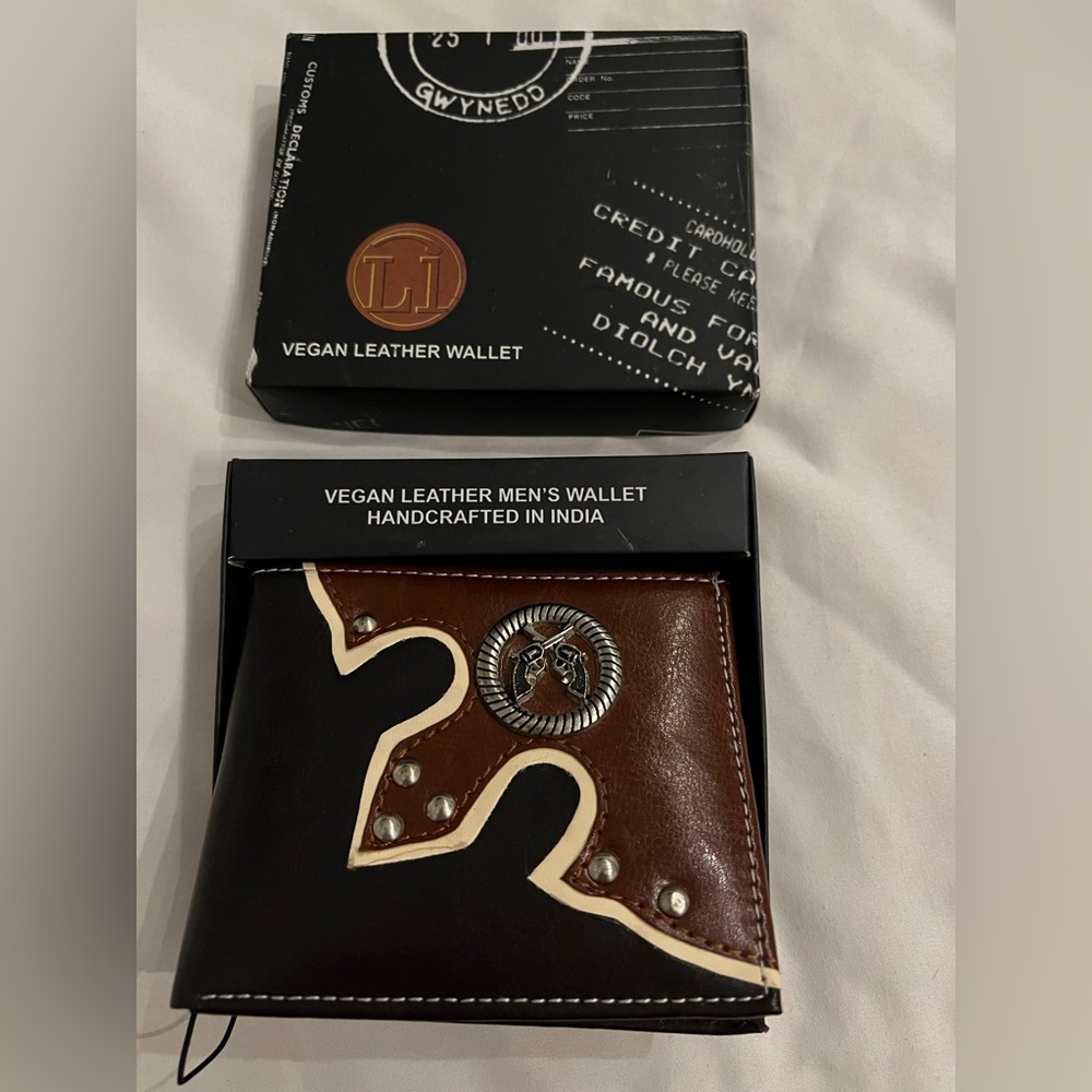 🆕 RARE / VEGAN BI FOLD MEN'S LEATHER WALLET MULTI-COLOR 2 GUNS DESIGN NIB
